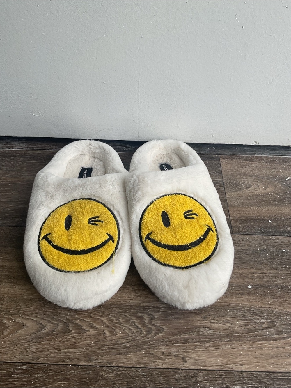 Smile Winking Plush Slippers in Cream and Yellow
